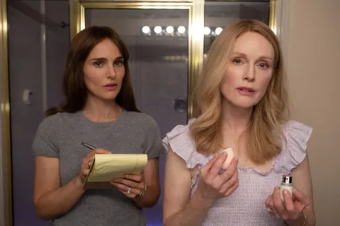 De qué se trata Secretos de un escándalo: la polémica película de Natalie Portman y Julianne Moore Natalie Portman y Julianne Moore protagonizan Secretos de un escándalo.
