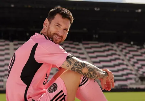 Esta es la lista de las 60 canciones favoritas de Lionel Messi: The Warm-Up Lionel Messi luciendo los colores del Inter Miami.
