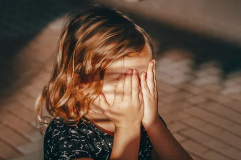 Niños altamente sensibles: cinco rasgos que los caracterizan Niños sensibles: cómo son y qué cuidados tener con ellos.
