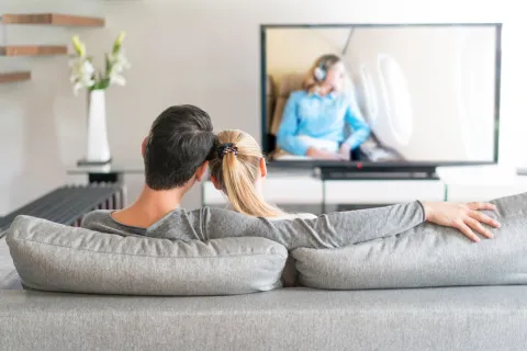 Cómo limpiar la pantalla de la tele sin rayarla Limpiar la TV sin rayarla: es clave para una buena experiencia con lo que decidas mirar.
