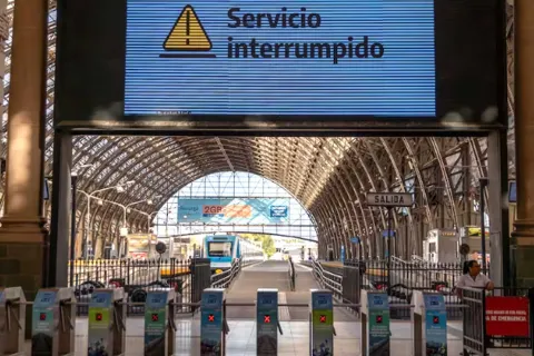 Paro de trenes: cuánto tiempo durará la medida de fuerza Comenzó el paro de trenes decretado por La Fraternidad, el gremio que agrupa a los maquinistas