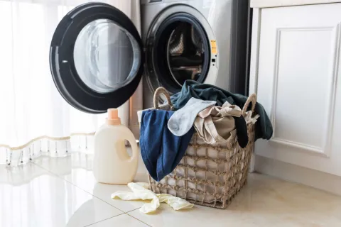 5 trucos fáciles para evitar que la ropa se destiña cuando la lavás Evitá lavar prendas bancas con las de color