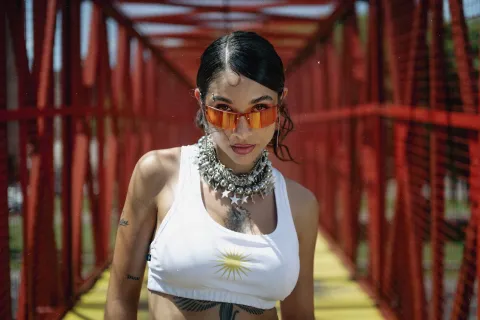 María Becerra estrenó Primer aviso, nueva canción junto a la leyenda del reggaeton, Ivy Queen María Becerra en el videoclip de Primer aviso.