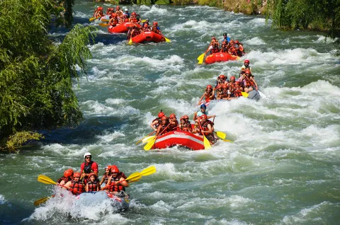 Cuáles son los mejores destinos de aventura en la Argentina, según la inteligencia artificial Rafting en Mendoza, una aventura que se sumerge en el paisaje