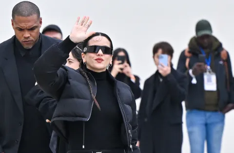 Rosalía llegó a la Paris Fashion Week y sorprendió a todos con su look total black Rosalía en la Paris Fashion Week, el 27 de febrero de 2024.