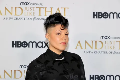 Sara Ramirez en la premiere de And Just Like That..., spin off de Sex and the City.