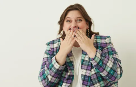 ¿Quién es Laila Roth, la comediante argentina que la rompe en su gira en Europa? taparoth-abre.jpg