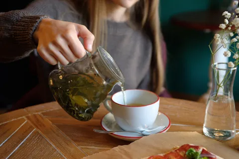 5 tés para depurar toxinas del organismo y cuidar el hígado El té de diente de león es uno de los más populares por sus propiedades diuréticas.