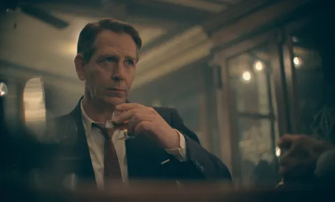 Apple cuenta la historia de Christian Dior: qué tenés que saber sobre The New Look Ben Mendelsohn interpreta a Christian Dior en The New Look.