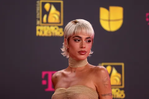Tini Stoessel se animó a un radical cambio de look y sorprendió a todos en los Premio Lo Nuestro Tini Stoessel en la alfombra roja de Premio Lo Nuestro 2024, en Miami.