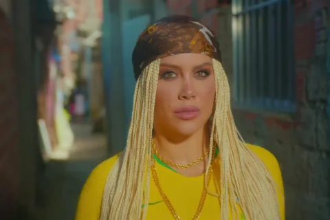 Wanda Nara revoluciona la favela: acaba de estrenar su nuevo tema y video Así es O bicho vai pegar, la nueva canción de Wanda Nara.