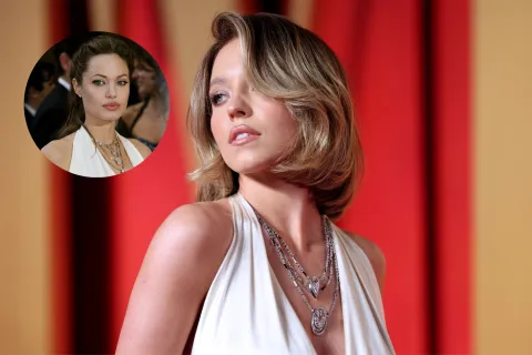 Sydney Sweeney usó el mismo vestido que Angelina Jolie en los Oscar 2004, exactamente 20 años después Sydney Sweeney lució un increíble vestido blanco para la after party de Vanity Fair.