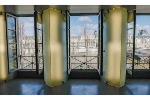 Así es el departamento futurista de Karl Lagerfeld que se vendió en US$ 12,5 millones El inmueble fue vendido en una subasta por diez millones de euros