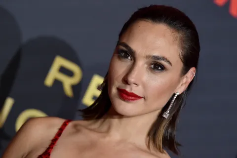 Gal Gadot fue mamá por cuarta vez y compartió la foto de su beba: "El embarazo no fue fácil" Gal Gadot en la premiere mundial de Red Notice.