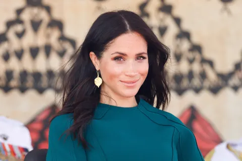 ¿Cuál es el jean furor para el otoño invierno 2024 que impuso Meghan Markle? Meghan Markle en la inauguración de la estatua de Labalaba Meghan.