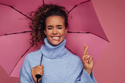 En los días de lluvia: 5 consejos claves para cuidar tu pelo del clima Consejos para cuidar tu pelo frente a tantos cambios climáticos.