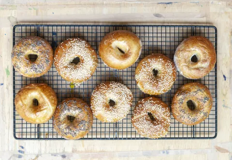El secreto para hacer bagels caseros y que te queden mejor que los comprados El paso a paso de la receta para hacer bagels en casa.