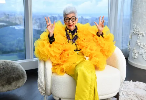 Iris Apfel: a los 102 años murió la diseñadora de interiores e icono de la moda Iris Apfel celebrando su cumpleaños número 100 en Nueva York.