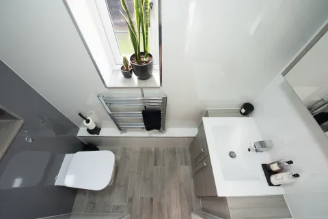 Baños pequeños: ideas geniales y simples de Yani Ricci Siempre conviene optar por tonos claros para generar sensación de amplitud.