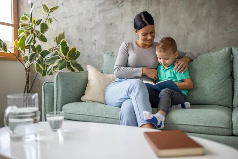 Soy psicóloga infantil y esta es la razón de por qué recomiendo leerle a tus hijos Incentivar la lectura durante la infancia es súper importante.