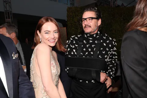 Pedro Pascal tiene nuevo proyecto: qué tenés que saber sobre su película junto a Emma Stone Pedro Pascal y Emma Stone durante los Golden Globes 2024.