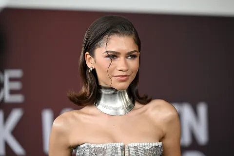 Tendencia Wet Hair: el paso a paso para replicar en casa el peinado de las celebrities Zendaya durante el 2024 ESSENCE Black Women In Hollywood Awards.