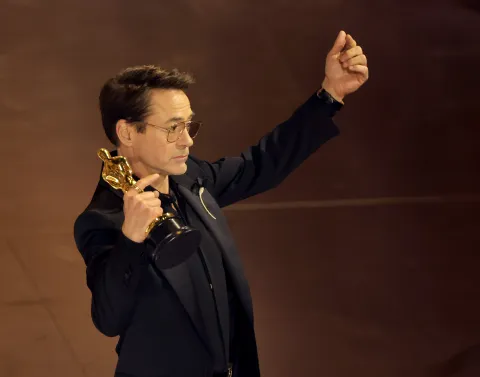 El divertido discurso de Robert Downey Jr. al ganar en los Premios Oscar 2024 Robert Downey Jr. recibiendo su Premio Oscar 2024 como Mejor Actor de Reparto.