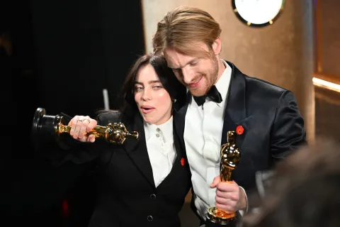Premios Oscar 2024: listado completo de ganadores en la noche máxima del cine Billie Eilish y Finneas O’Connell en la entrega de los Premios Oscar 2024.
