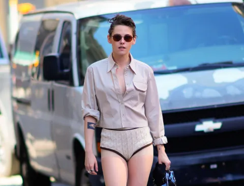 Kristen Stewart impone las bombachas street: cómo sumarte a esta polémica tendenica Kristen Stewart durante la gira promocional de Love Lies Bleeding.