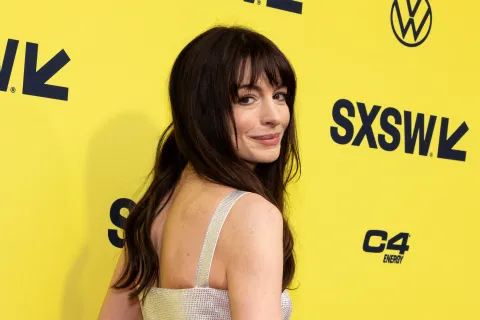 Anne Hathaway: así son los jeans bicolor con los que impone tendencia Anne Hathaway volvió a imponer tendencia con un par de jeans bicolor.