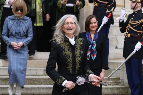 Quién es Annie Leibovitz, la fotógrafa destacada por la Academia de Bellas Artes de París Annie Leibovitz durante la ceremonia en la Academia de Bellas Artes de París.