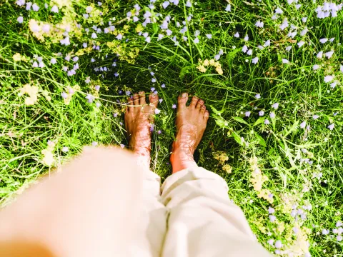Grounding: los beneficios de andar descalza Grounding: ¿por qué hace bien caminar descalza?