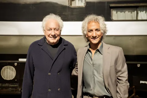 Guillermo Coppola y Juan MInujín en el set de filmación de Coppola, el representante.
