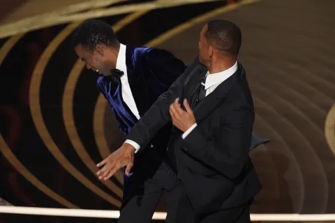 Premios Oscar 2024: los escándalos que marcaron la historia de la premiación La cachetada de Will Smith a Chris Rock en plena entrega de los Premios Oscar.