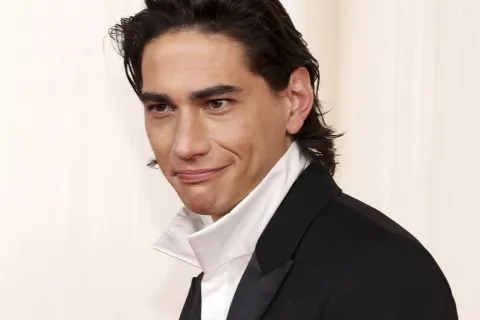Premios Oscar 2024: el detalle del look de Enzo Vogrincic que sorprendió a todos Enzo Vogrincic en la alfombra roja de los Premios Oscar 2024.
