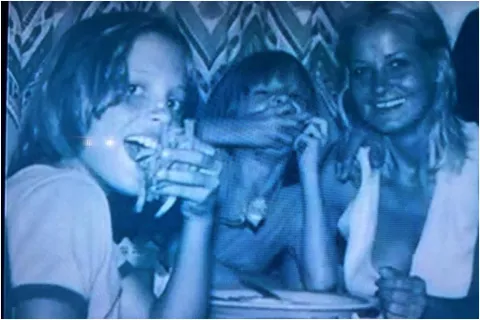 Una prima de Luis Miguel dijo que visita a la madre del cantante Luis Miguel, su hermano Alejandro y su madre, Marcela.
