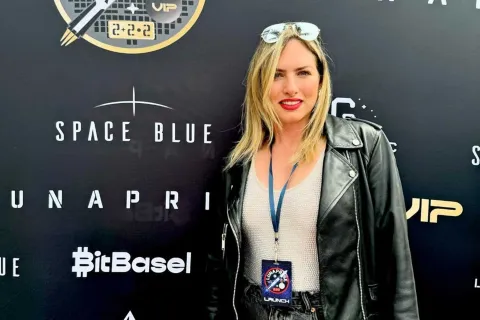 Quién es la artista argentina que expone su obra en la luna Luli Sulichin, la artista argentina que expondrá en la luna