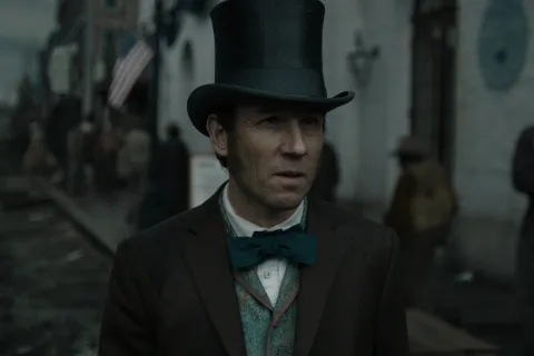 AppleTv+ estrena Manhunt, la nueva serie de Tobias Menzies Tobias Menzies interpreta a Edwin Stanton en Manhunt.