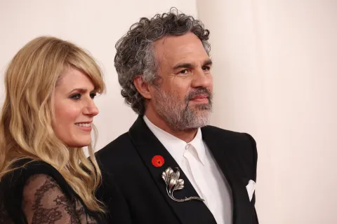 Premios Oscar 2024: qué significa el pin rojo que llevaron las estrellas en la ceremonia Mark Ruffalo en la alfombra roja de los Premios Oscar 2024.
