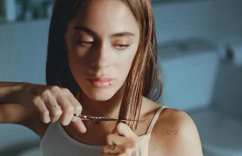Tini Stoessel generó preocupación después de un posteo en Instagram: "Me quedé callada" Tini Stoessel cortándose el cabello.