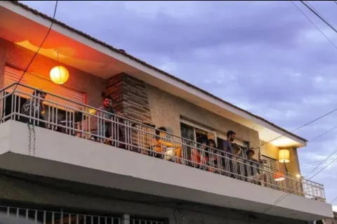 Desde el balcón de su casa dan un show de jazz para vecinos Música en el Balcón, una iniciativa para dar conciertos gratis de jazz.