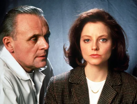 Prime Video tiene las 7 mejores películas para quienes sufren la melancolía de los 90 Anthony Hopkins y Jodie Foster en El silencio de los inocentes.