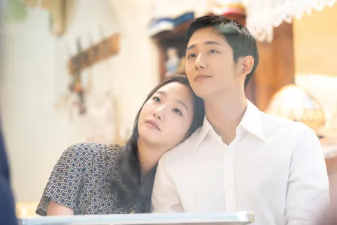 Netflix tiene estas 8 películas coreanas que todo fanático de los K-dramas debería ver La frecuencia del amor, una de nuestras recomendaciones de este mes.