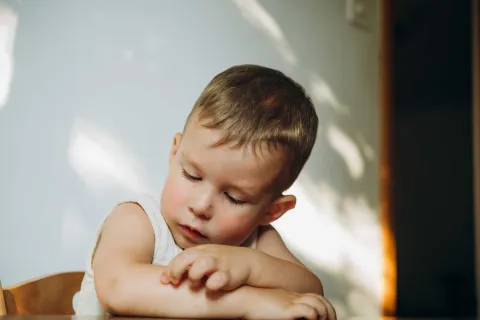 Dengue en niños: cuáles son los síntomas y cómo es el tratamiento El diagnóstico de dengue se realiza a través de un análisis de sangre para poder evaluar la presencia del virus