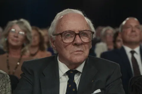 Cuándo estrena Lazos de vida, la nueva película de Anthony Hopkins Anthony Hopkins interpreta a Nicholas Winton en Lazos de vida.