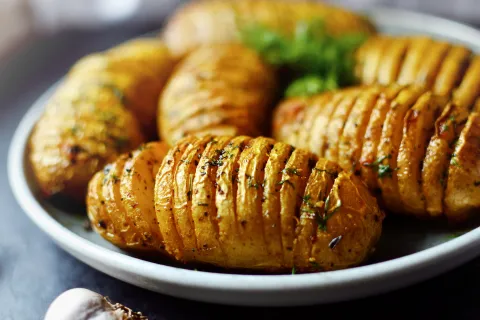 Papas Hasselback: una receta fácil y rica de Paulina Cocina Paulina Cocina comparte su versión de las papas Hasselback.