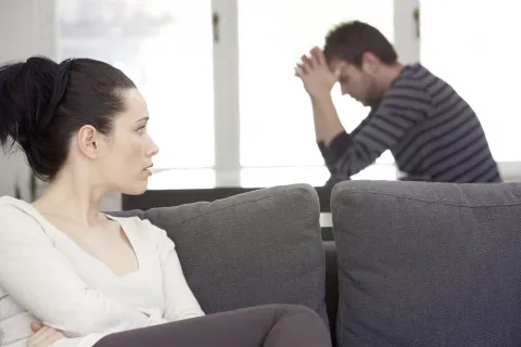 Qué es el dolor social y cómo afecta a las relaciones de pareja El dolor social se define como una experiencia emocional desagradable desencadenada a partir de sentirse excluido o rechazado.