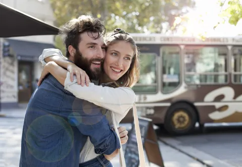 Volver al amor analógico: ¿la gente se cansó de las apps de citas? pareja abrazándose