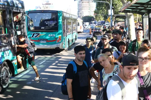 Paro de colectivos: a qué hora se levanta la medida de la UTA La CATT aclaró que las asambleas el día de la fecha (en los sectores de trabajo del transporte) no representan un paro de actividades.