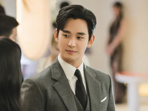 El drama coreano protagonizado por Kim Soo-hyun y Kim Ji Won que es furor en Netflix La reina de las lágrimas significa el regreso de Kim Soo-hyun a la comedia romántica.